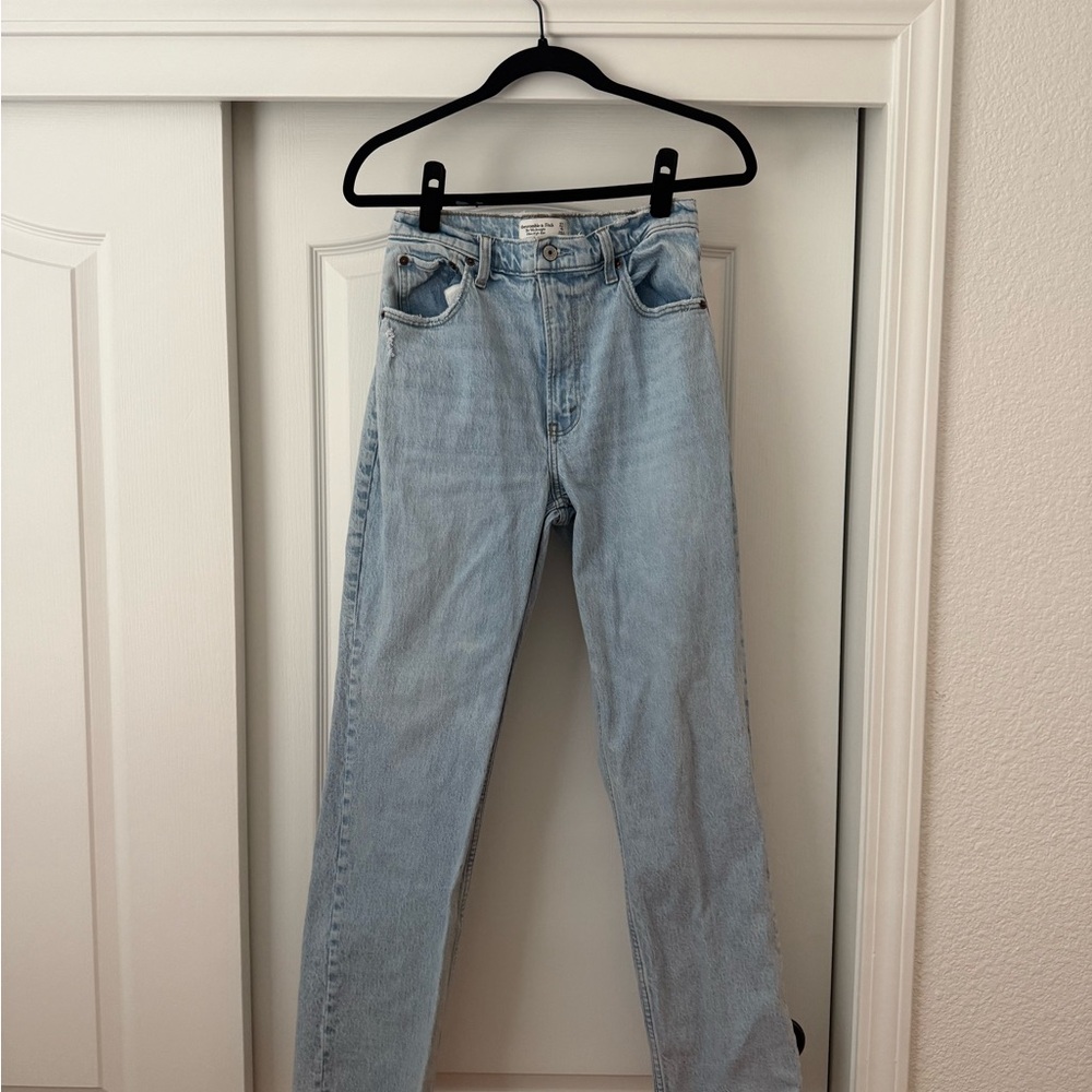 Abercrombie & Fitch The 90’s Straight Ultra High Rise Light Blue Jeans